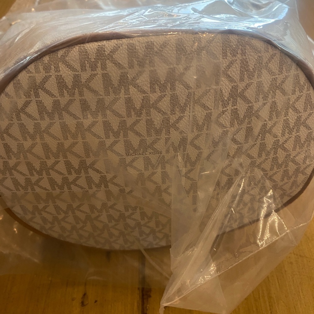 Michael Kors Cream Bucket Bag Brooke Vanilla NEW Authentic w tags dust bag 🎊 - Picture 4 of 15